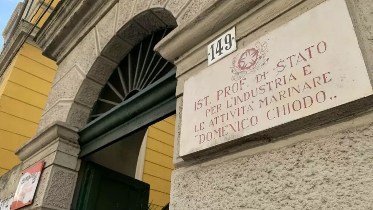 Dramma a La Spezia, morto il 19enne accoltellato a scuola da un altro studente Dramma a La Spezia, morto il 19enne accoltellato a scuola da un altro studente