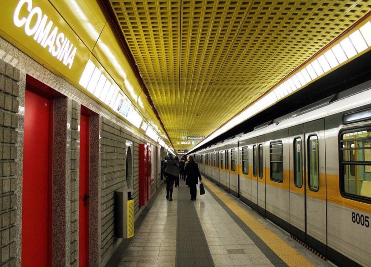 Milano, una persona si è lanciata sotto i binari a Repubblica. Circolazione ripresa dopo lo stop Milano, una persona si è lanciata sotto i binari a Repubblica. Circolazione ripresa dopo lo stop