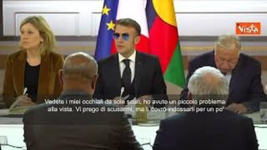 Macron con gli occhiali da sole scuri all’Eliseo: Li dovrò portare per un po’
