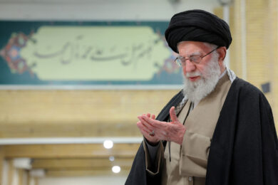 Khamenei alza il livello dello scontro: “Spezzeremo la schiena dei sediziosi”. E accusa Trump: “Colpevole per i morti in Iran”