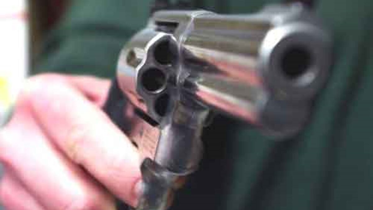 Far West a Napoli, 21enne ucciso davanti casa sua da un colpo di pistola. Indaga la polizia Far West a Napoli, 21enne ucciso davanti casa sua da un colpo di pistola. Indaga la polizia