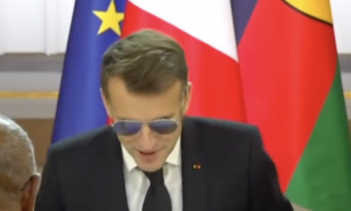 Macron, che stile. Il presidente francese si presenta con gli occhiali da sole in conferenza stampa. VIDEO