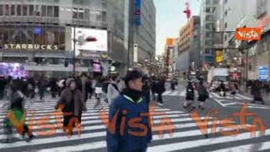 All’incrocio di Shibuya a Tokyo, il più trafficato al mondo, scatta il verde la corsa per il selfie