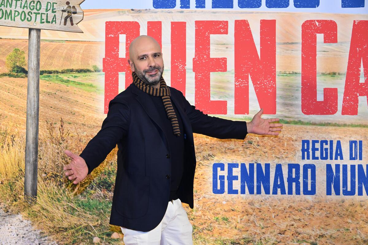 “Buen Camino batte anche Avatar? Politicamente scorretto e in grado di mischiare gli ingredienti del varietà: così Zalone ha fatto il pieno di incassi” “Buen Camino batte anche Avatar? Politicamente scorretto e in grado di mischiare gli ingredienti del varietà: così Zalone ha fatto il pieno di incassi”