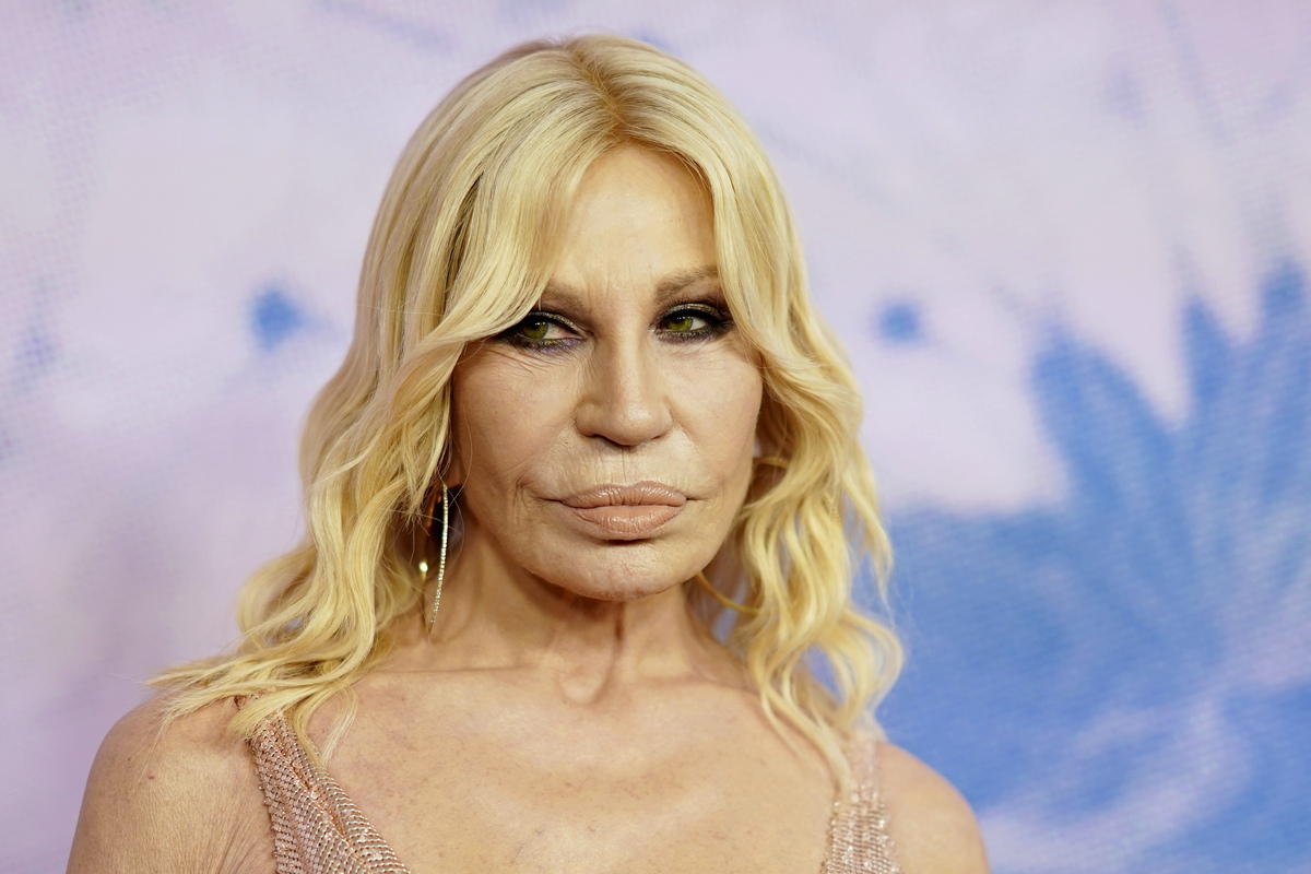 Donatella Versace si rilancia nel business del fashion: ecco che cosa farà una delle icone della moda italiana Donatella Versace si rilancia nel business del fashion: ecco che cosa farà una delle icone della moda italiana