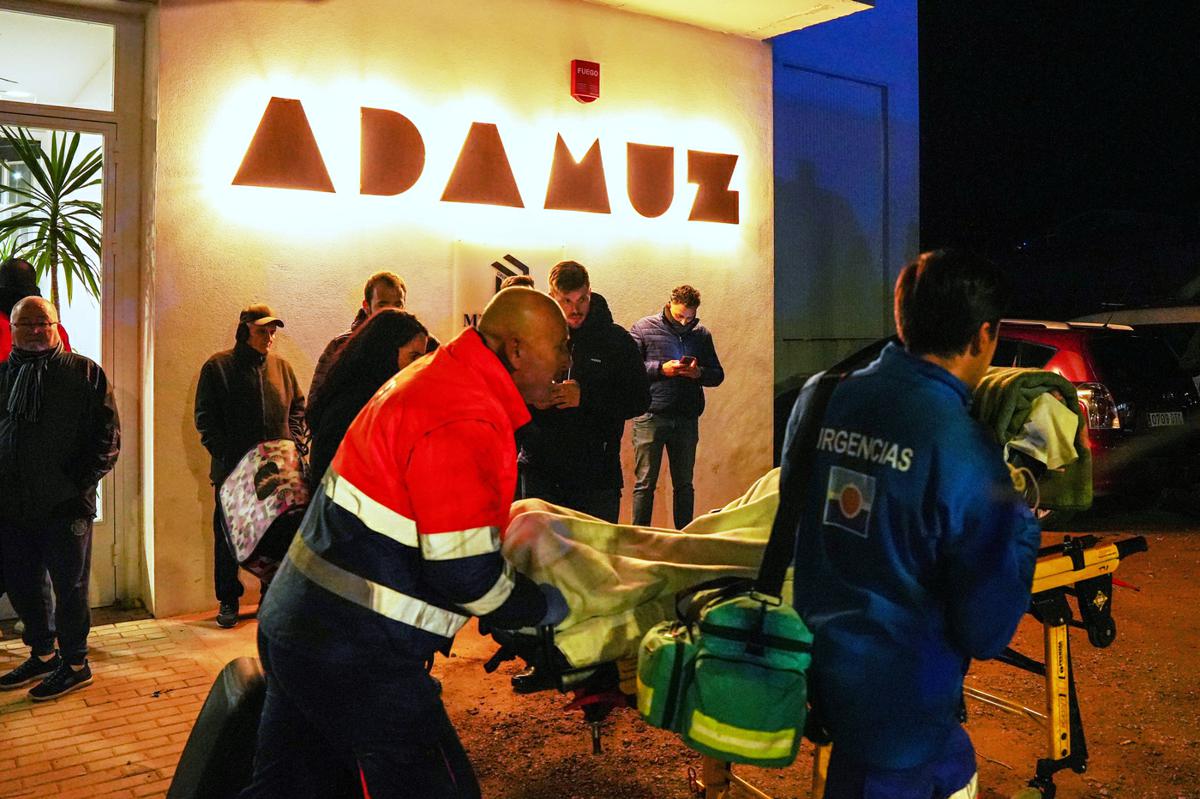 Spagna, terrificante scontro tra due treni: è una strage. Trovato un giunto rotto sui binari. Il bilancio si aggrava, 40 morti Spagna, terrificante scontro tra due treni: è una strage. Trovato un giunto rotto sui binari. Il bilancio si aggrava, 40 morti