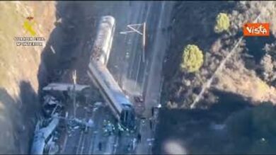Tragico schianto ferroviario in Spagna, 39 morti e 150 feriti. Le immagini aree del disastro