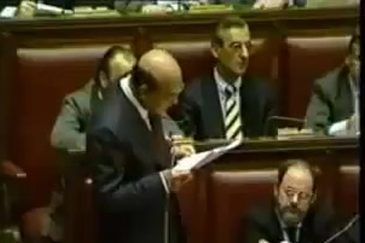 26 anni fa la morte di Bettino Craxi, ecco il suo discorso in Parlamento nel 1992 quando scoppiò Tangentopoli 26 anni fa la morte di Bettino Craxi, ecco il suo discorso in Parlamento nel 1992 quando scoppiò Tangentopoli