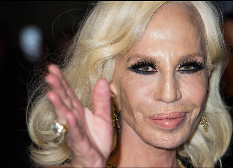 Donatella Versace si rilancia nel business del fashion: ecco che cosa farà una delle icone della moda italiana Donatella Versace si rilancia nel business del fashion: ecco che cosa farà una delle icone della moda italiana