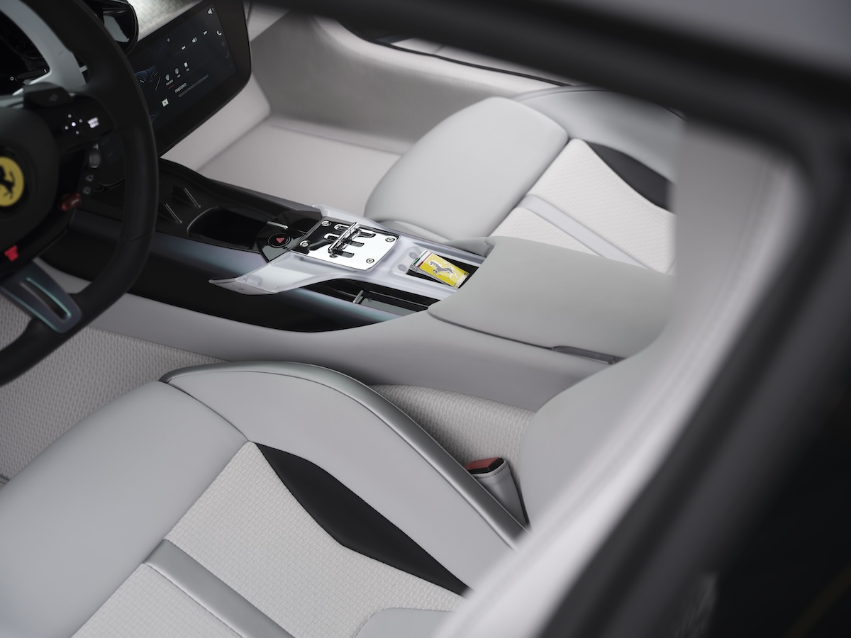 Ferrari 12Cilindri Tailor Made: tra vernice iridescente e design unico