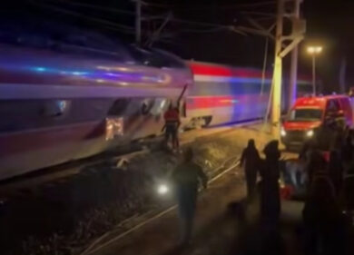 Spagna, scontro tra due treni in Andalusia. Il racconto dei sopravvissuti: “Era buio pesto, poi il disastro. Ecco che cosa è successo”