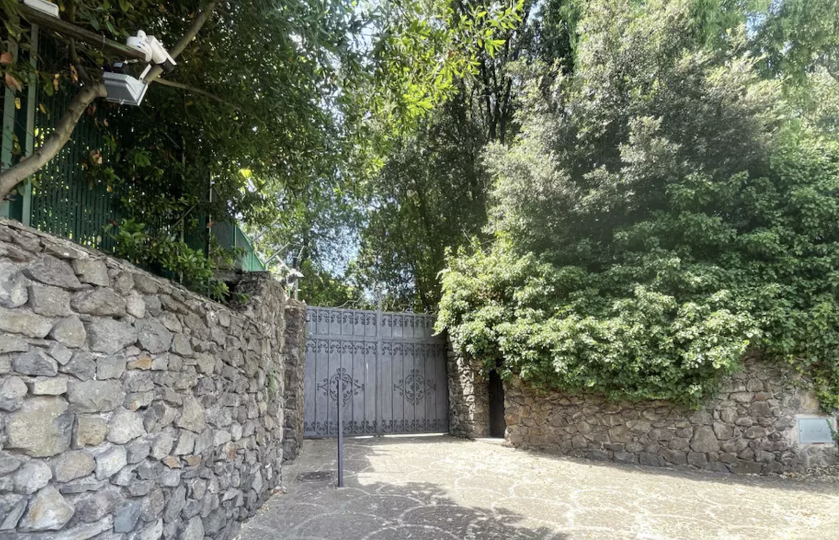 Valentino, non solo la moda. Ecco le principesche “case” dello stilista scomparso tra palazzi, ville e castelli Valentino, non solo la moda. Ecco le principesche “case” dello stilista scomparso tra palazzi, ville e castelli