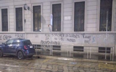 “Per Natale appendi uno sbirro all’albero”: quando rimuoviamo quelle scritte da Porta Romana?