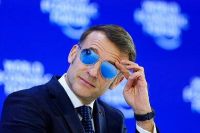 Perchè Macron porta gli occhiali da sole anche a Davos? Ecco cosa si nasconde dietro lo “stile” del presidente