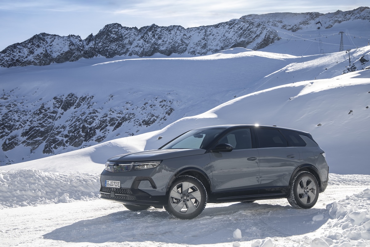 Opel Grandland AWD: 325 CV e sedili AGR per sfidare neve e ghiaccio Opel Grandland AWD: 325 CV e sedili AGR per sfidare neve e ghiaccio
