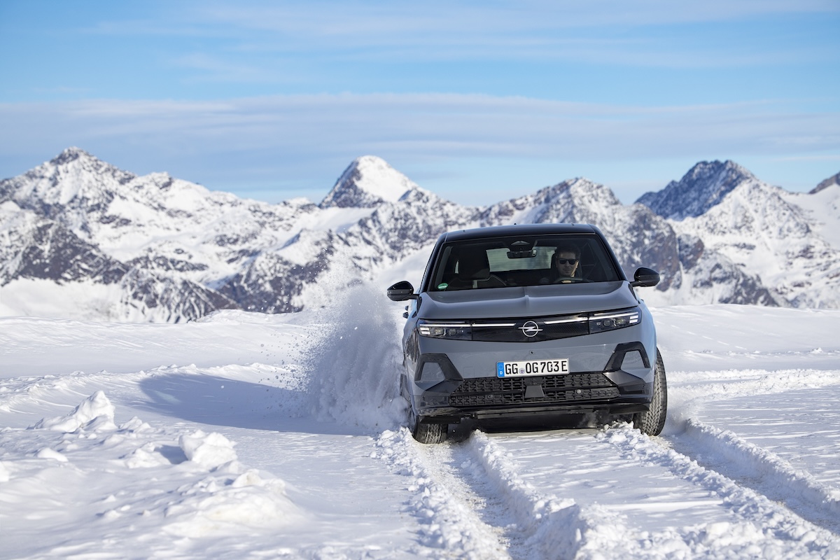 Opel Grandland AWD: 325 CV e sedili AGR per sfidare neve e ghiaccio Opel Grandland AWD: 325 CV e sedili AGR per sfidare neve e ghiaccio