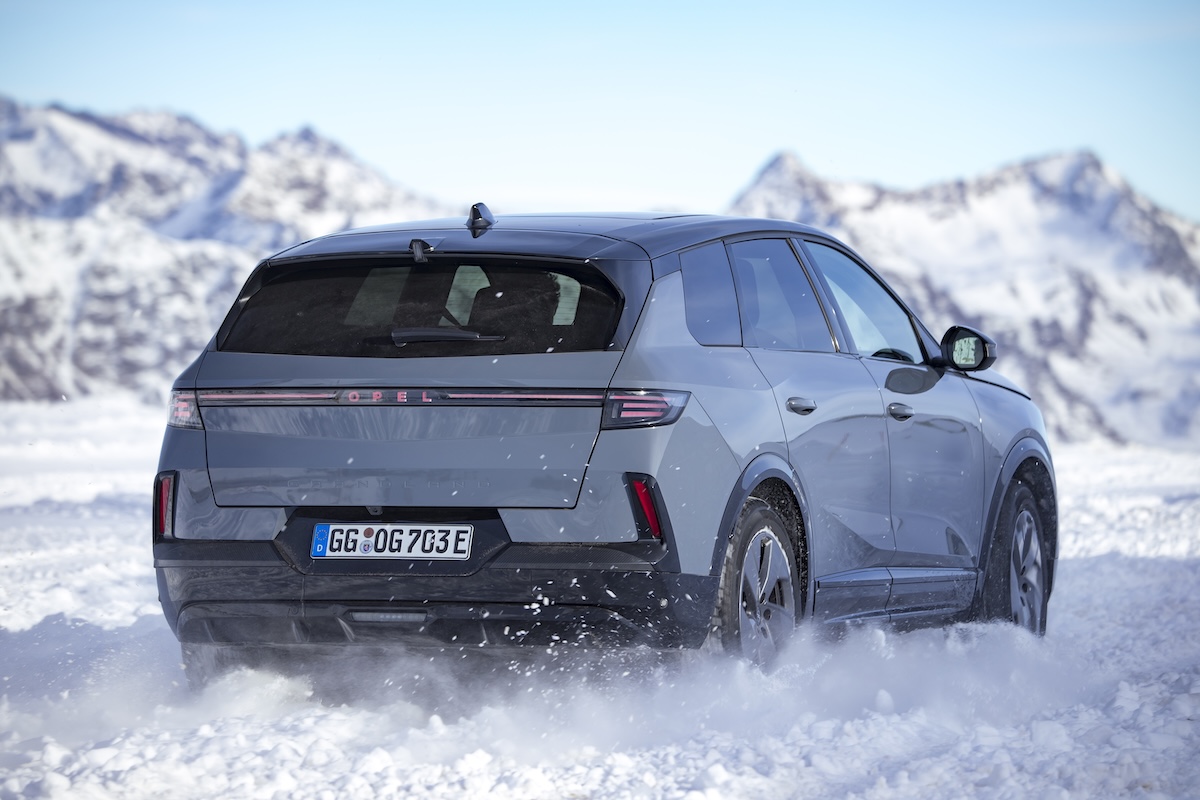 Opel Grandland AWD: 325 CV e sedili AGR per sfidare neve e ghiaccio Opel Grandland AWD: 325 CV e sedili AGR per sfidare neve e ghiaccio