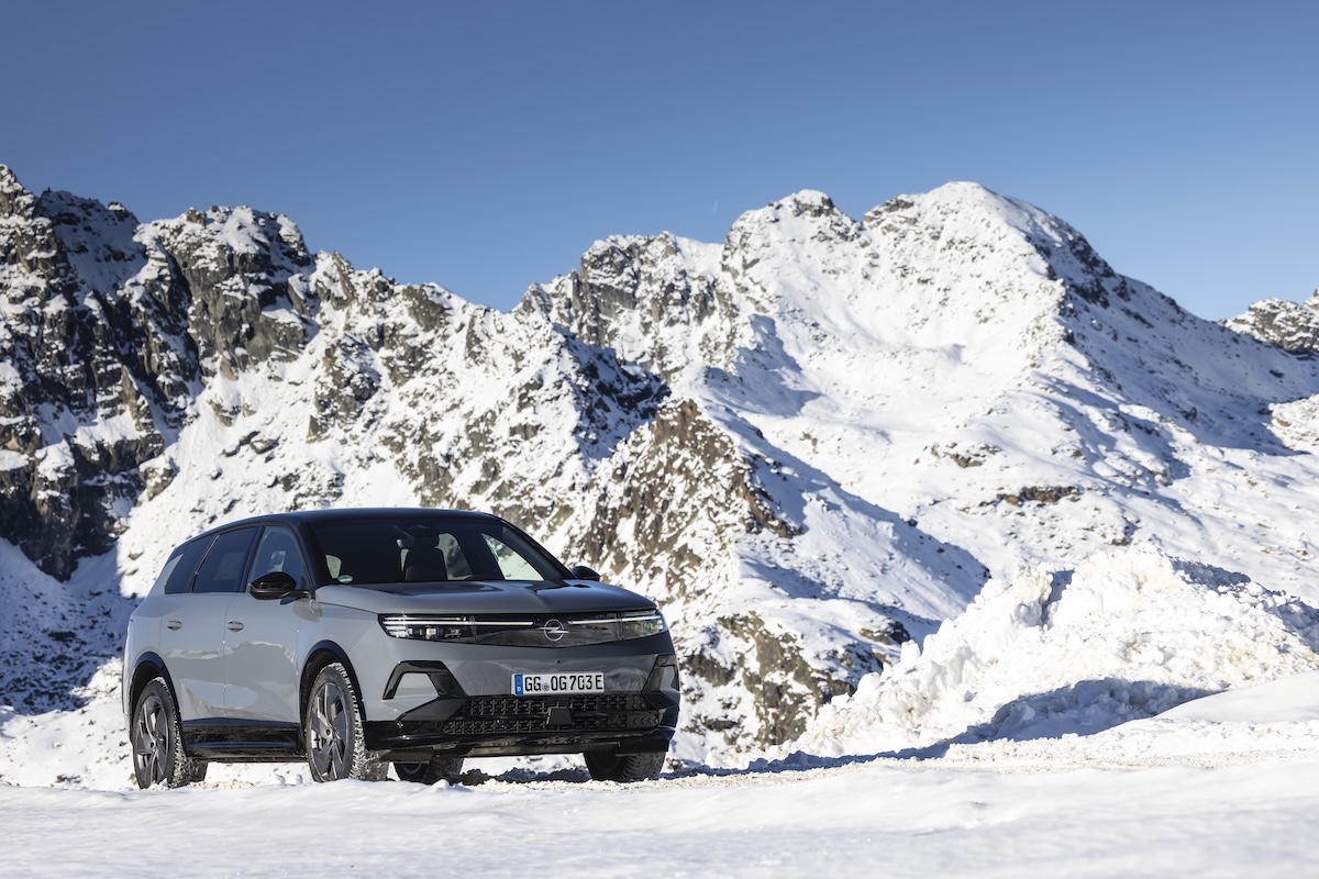 Opel Grandland AWD: 325 CV e sedili AGR per sfidare neve e ghiaccio Opel Grandland AWD: 325 CV e sedili AGR per sfidare neve e ghiaccio