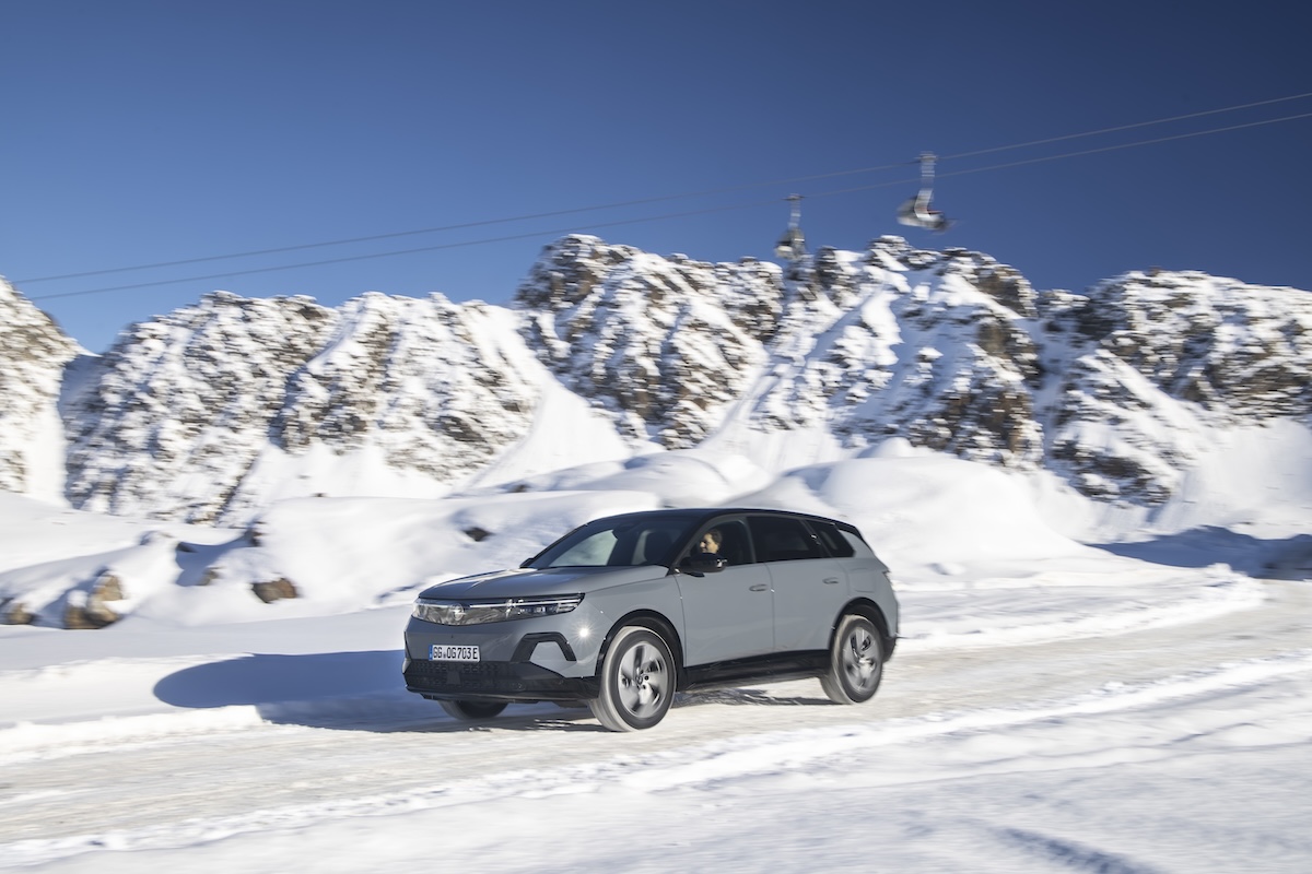 Opel Grandland AWD: 325 CV e sedili AGR per sfidare neve e ghiaccio Opel Grandland AWD: 325 CV e sedili AGR per sfidare neve e ghiaccio