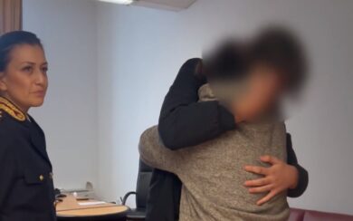 Milano, il commovente abbraccio del 14enne scomparso con la mamma in questura