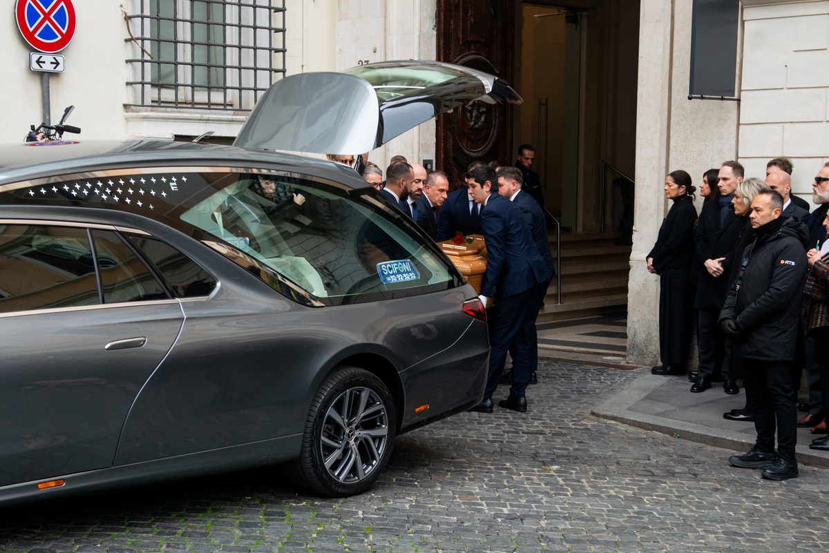 Valentino, Roma saluta “l’ultimo imperatore”: aperta la camera ardente. La salma accolta dal compagno e dai fedelissimi Valentino, Roma saluta “l’ultimo imperatore”: aperta la camera ardente. La salma accolta dal compagno e dai fedelissimi