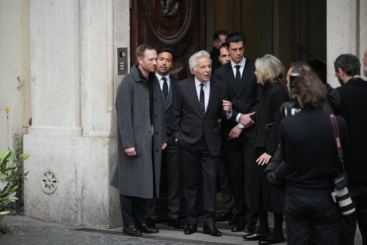 Valentino, Roma saluta “l’ultimo imperatore”: aperta la camera ardente. La salma accolta dal compagno e dai fedelissimi Valentino, Roma saluta “l’ultimo imperatore”: aperta la camera ardente. La salma accolta dal compagno e dai fedelissimi