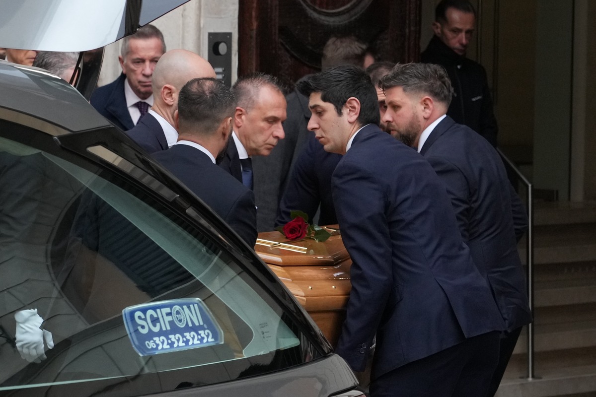 Valentino, Roma saluta “l’ultimo imperatore”: aperta la camera ardente. La salma accolta dal compagno e dai fedelissimi Valentino, Roma saluta “l’ultimo imperatore”: aperta la camera ardente. La salma accolta dal compagno e dai fedelissimi