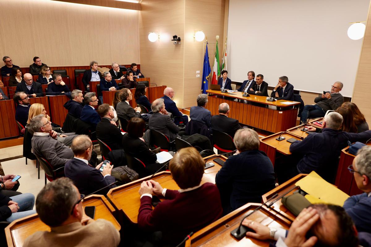 Sanità Puglia: riuniti i Direttori ASL, Commissari e Direttori Pronto Soccorso Sanità Puglia: riuniti i Direttori ASL, Commissari e Direttori Pronto Soccorso