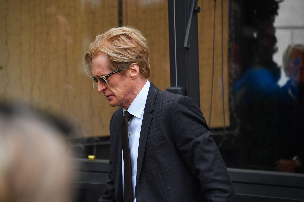 Valentino, Roma saluta “l’ultimo imperatore”: aperta la camera ardente. La salma accolta dal compagno e dai fedelissimi Valentino, Roma saluta “l’ultimo imperatore”: aperta la camera ardente. La salma accolta dal compagno e dai fedelissimi