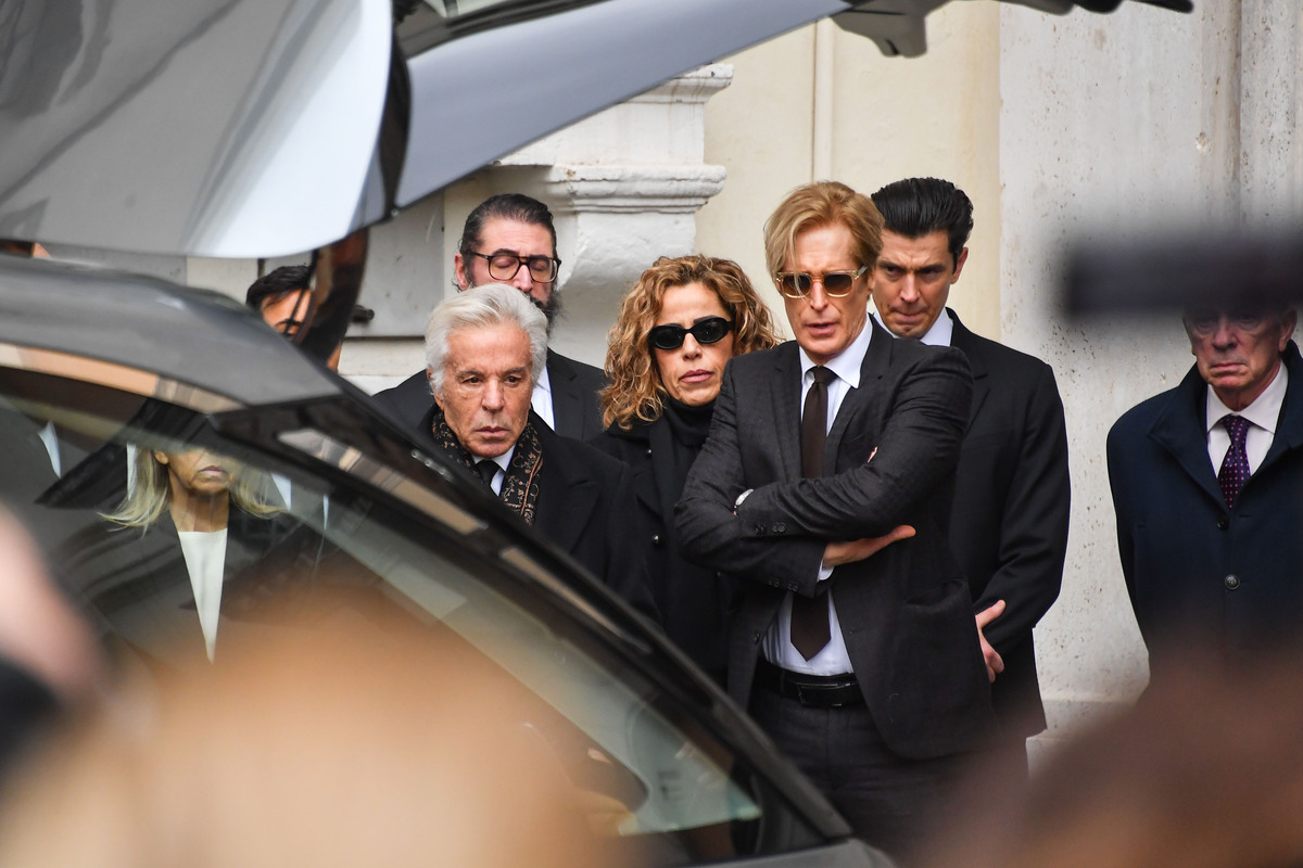 Valentino, Roma saluta “l’ultimo imperatore”: aperta la camera ardente. La salma accolta dal compagno e dai fedelissimi Valentino, Roma saluta “l’ultimo imperatore”: aperta la camera ardente. La salma accolta dal compagno e dai fedelissimi