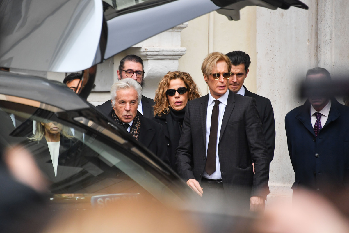 Valentino, Roma saluta “l’ultimo imperatore”: aperta la camera ardente. La salma accolta dal compagno e dai fedelissimi Valentino, Roma saluta “l’ultimo imperatore”: aperta la camera ardente. La salma accolta dal compagno e dai fedelissimi