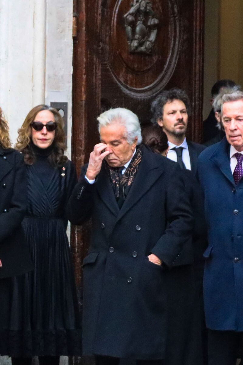 Valentino, Roma saluta “l’ultimo imperatore”: aperta la camera ardente. La salma accolta dal compagno e dai fedelissimi Valentino, Roma saluta “l’ultimo imperatore”: aperta la camera ardente. La salma accolta dal compagno e dai fedelissimi