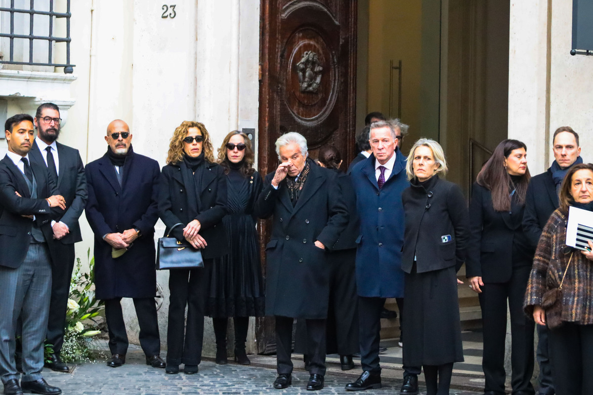 Valentino, Roma saluta “l’ultimo imperatore”: aperta la camera ardente. La salma accolta dal compagno e dai fedelissimi Valentino, Roma saluta “l’ultimo imperatore”: aperta la camera ardente. La salma accolta dal compagno e dai fedelissimi
