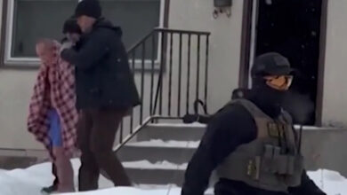 Minnesota, cittadino Usa portato via da casa in mutande dall’ICE: le immagini choc