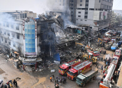 Pakistan, a fuoco un centro commerciale: almeno 55 morti. Corsa contro il tempo per trovare persone ancora vive