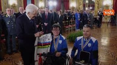 Mattarella riceve atleti paralimpici, l’abbraccio al Quirinale