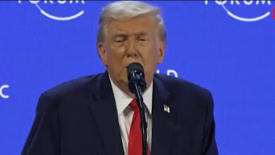 Davos, Trump confonde Islanda e Groenlandia: gaffe clamorosa sul palco del WEF
