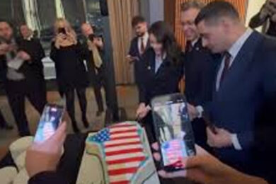 Usa, i “seguaci” di Trump tagliano una torta a forma di Groenlandia con la bandiera americana. VIDEO