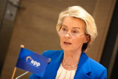 Parlamento Ue, von der Leyen si salva: bocciata la mozione di sfiducia. La Lega: “Ha vinto l’istinto di sopravvivenza”