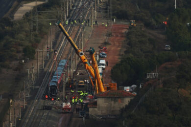 Spagna, tre incidenti in una settimana: nuovo disastro ferroviario. Treno si schianta contro una gru, diversi feriti