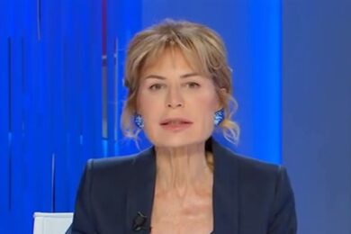 Davos, Lilli Gruber lascia la trasmissione in diretta: “C’è un incendio, dobbiamo evacuare”