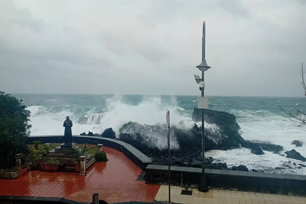 Maltempo, Sud devastato da mareggiate e vento: chiesto lo stato di emergenza per Sicilia, Calabria e Sardegna. La conta dei danni Maltempo, Sud devastato da mareggiate e vento: chiesto lo stato di emergenza per Sicilia, Calabria e Sardegna. La conta dei danni