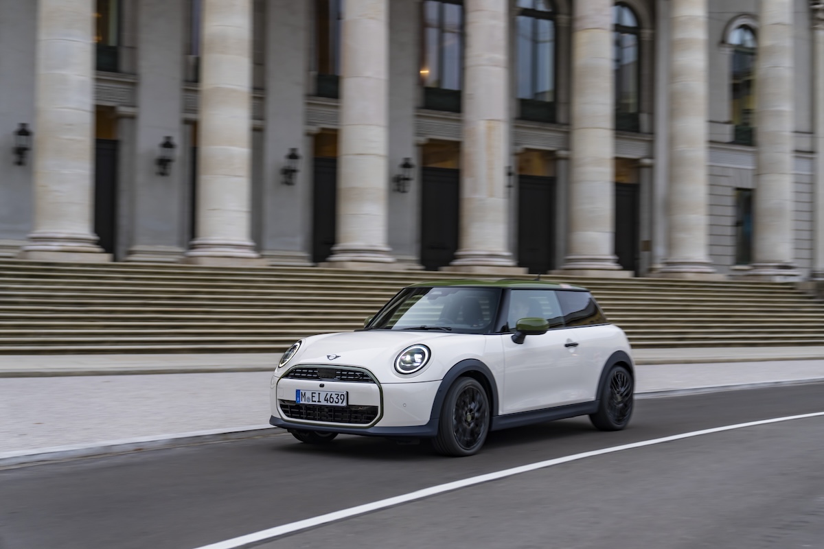 MINI Paul Smith Edition: l’icona British si veste “Classic with a Twist” MINI Paul Smith Edition: l’icona British si veste “Classic with a Twist”