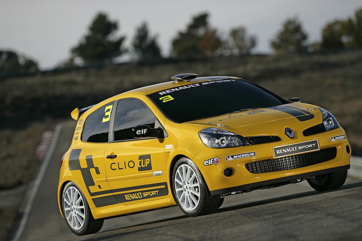 Retromobile 2026: Renault celebra i 35 anni di successi della Clio Retromobile 2026: Renault celebra i 35 anni di successi della Clio