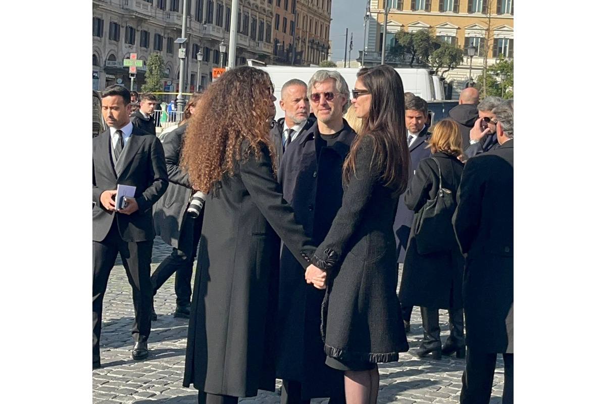 L’ultimo saluto a Valentino a Roma, il feretro lascia la chiesa tra gli applausi. Il parroco Guerini: “È stato portatore di bellezza” L’ultimo saluto a Valentino a Roma, il feretro lascia la chiesa tra gli applausi. Il parroco Guerini: “È stato portatore di bellezza”