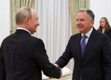 Vertice Usa-Russia-Ucraina, Putin stringe la mano a Witkoff e sorride. Zelensky: “Trump ci darà i Patriot”