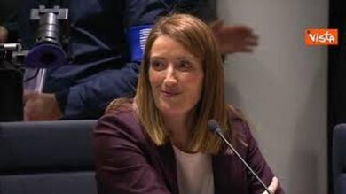 Meloni al Consiglio Ue informale. Baci sulle guance con Sanchez, poi parla con De Wever e Stocker