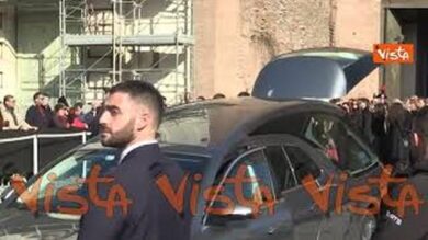 Funerali Valentino, l’applauso per il feretro all’uscita dalla Chiesa di Santa Maria degli Angeli