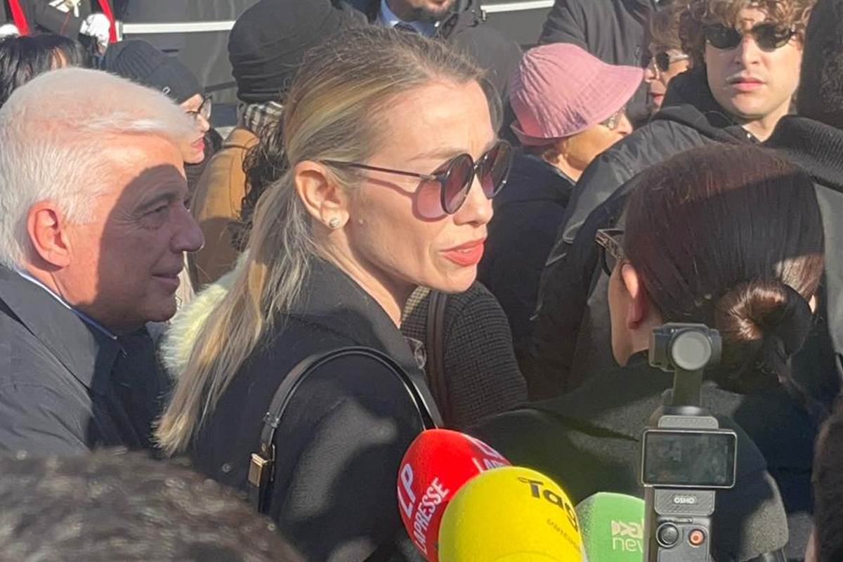 L’ultimo saluto a Valentino a Roma, il feretro lascia la chiesa tra gli applausi. Il parroco Guerini: “È stato portatore di bellezza” L’ultimo saluto a Valentino a Roma, il feretro lascia la chiesa tra gli applausi. Il parroco Guerini: “È stato portatore di bellezza”