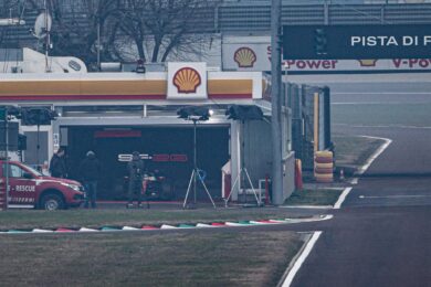 Ferrari SF-26, la nuova Rossa (dal cuore bianco) per il Mondiale di F1 con Hamilton e Leclerc. Le foto – ‘Gestione energia e power unit saranno aspetti chiave’